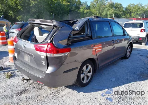 2011 Toyota Sienna Le V6 z USA, uszkodzony, nr VIN 5TDKK3DC9BS083162